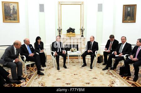 Mosca, Russia. 26 Novembre, 2015. Il presidente russo Vladimir Putin incontra il Presidente francese Francois Hollande al Cremlino Novembre 26, 2015 a Mosca, in Russia. Hollande è a Mosca per spingere per un fronte unito contro lo Stato islamico dopo gli attacchi terroristici a Parigi. Foto Stock