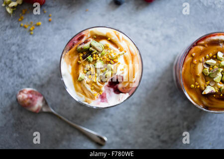 Estate bacche yogurt stolti dessert con il miele di grano saraceno. Foto Stock