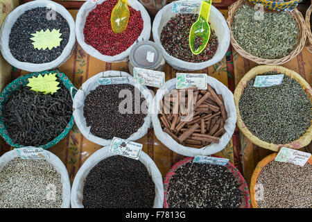 Street Market, spezie, Lourmarin, Provence , dipartimento Vaucluse Provence, Francia Foto Stock