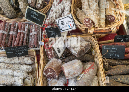 Street Market, salsicce , Lourmarin, Provence , dipartimento Vaucluse Provence, Francia Foto Stock