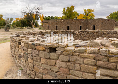 Un kiva ricostruita, uno nel suo attuale stato naturale, Aztec Ruins National Monument, Nuovo Messico Foto Stock