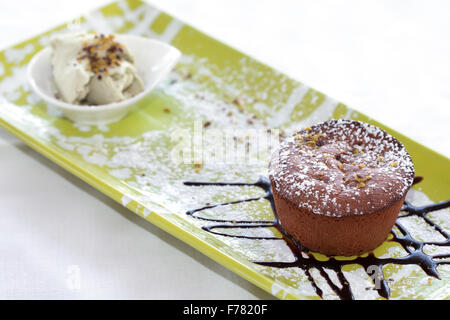 Lava di cioccolato torta con pistacchi Gelato Foto Stock