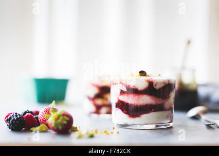 Estate bacche yogurt stolti dessert con il miele di grano saraceno. Foto Stock