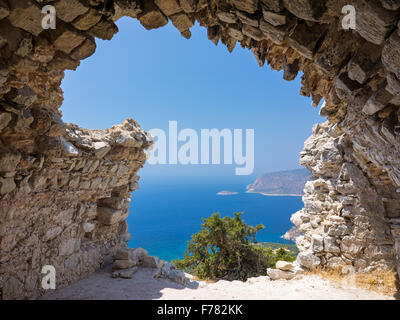 Vista attraverso i resti del castello di Monolithos sull'isola greca di Rodi, DODECANNESO Grecia Europa Foto Stock