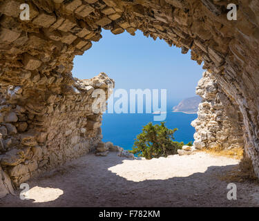 Vista attraverso i resti del castello di Monolithos sull'isola greca di Rodi, DODECANNESO Grecia Europa Foto Stock