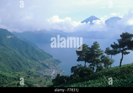 Vista di San Antonio Palopo dalle rive del lago Atitlan, Guatemala. Foto Stock