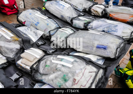 L'Irlanda del Nord. 26 Novembre, 2015. Un medico di emergenza sacca di alimentazione rotolo per trattare con i grandi chimici, biologici e gli incidenti nucleari Credit: stephen Barnes/Alamy Live News Foto Stock