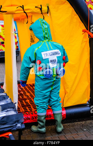 L'Irlanda del Nord. 26 Novembre, 2015. Un paramedico dall'Irlanda del Nord un servizio di ambulanza indossa un Respirex respiratore motorizzato tuta protettiva (PRPS) come egli entra in una tenda di decontaminazione durante una sostanza chimica pericolosa operazione. Credito: Stephen Barnes/Alamy Live News Foto Stock