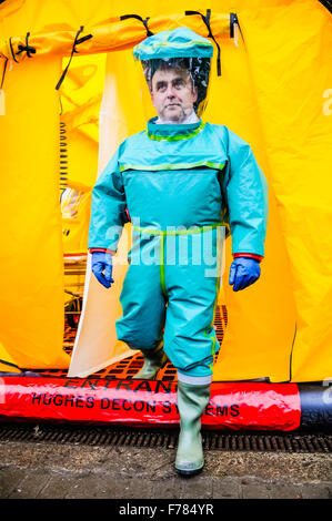 L'Irlanda del Nord. 26 Novembre, 2015. Un paramedico dall'Irlanda del Nord un servizio di ambulanza indossa un Respirex respiratore motorizzato tuta protettiva (PRPS) come egli lascia una tenda di decontaminazione durante una sostanza chimica pericolosa operazione. Credito: Stephen Barnes/Alamy Live News Foto Stock