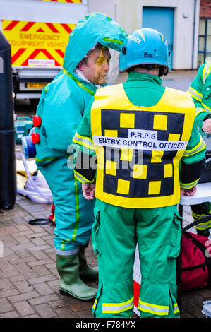 L'Irlanda del Nord. 26 Novembre, 2015. Un paramedico che indossa un Respirex respiratore motorizzato tuta protettiva (PRPS), un pezzo a tenuta di gas tuta di protezione dai prodotti chimici per uso da parte di personale del servizio di emergenza dopo un incidente CBRN, i colloqui per il controllo PRPS officer. Credito: Stephen Barnes/Alamy Live News Foto Stock