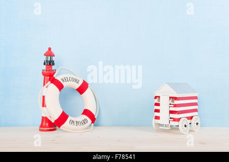 Spiaggia con faro rosso e benvenuti a bordo Foto Stock