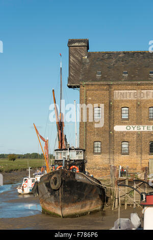 Chiatta a vela ormeggiata in Faversham Creek, Faversham Kent, England, Regno Unito Foto Stock