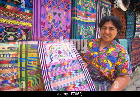 I tessitori di San Antonio Aguas Calientes (vicino a Antigua) sono tra i migliori in tutto il Guatemala. Foto Stock