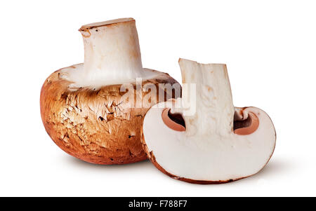 Intero e metà champignon marrone isolati su sfondo bianco Foto Stock