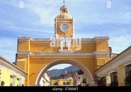 L'Arco de Santa Catarina su SA Avenida Norte è un famoso punto di riferimento in Antigua, Guatemala. Foto Stock