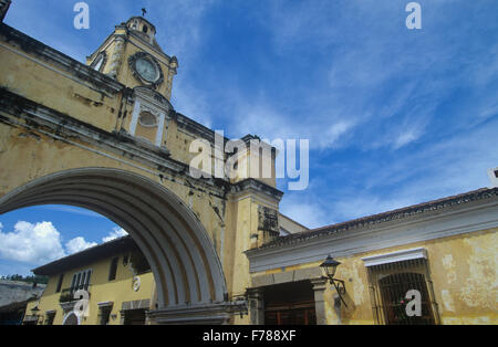 Santa Catarina Arch campate 5 Avenida Norte in Antigua, Guatemala. Foto Stock