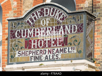 Vetrata e segno, il duca di Cumberland Hotel, High Street, whitstable kent, England, Regno Unito Foto Stock