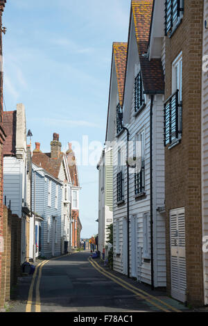 Sea Wall street con case in legno, Whitstable Harbour, whitstable kent, England, Regno Unito Foto Stock