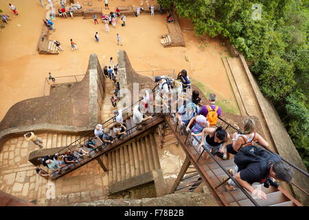 Sri Lanka - Sigiriya, turisti sulla Porta del Leone all'antica fortezza, UNESCO Foto Stock