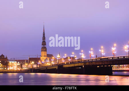 La Chiesa di San Pietro e il ponte sul fiume Daugava al crepuscolo. Riga, Lettonia. Foto Stock