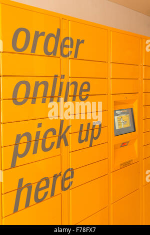 Amazon online pick up Amazon locker, Market Place, Warminster, Wiltshire, Inghilterra, Regno Unito Foto Stock