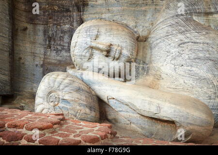 Sri Lanka - Polonnaruwa, Gal Vihara Tempio del Buddha statua di pietra, UNESCO Foto Stock