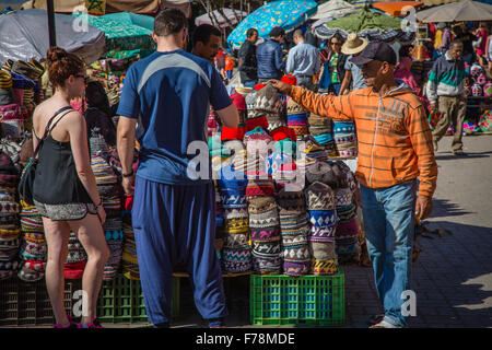 Marocchino tradizionale tappi sul mercato nella medina di Marrakech Foto Stock