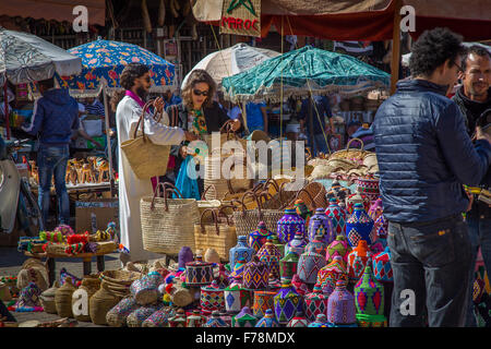 Marocchino tradizionale tappi sul mercato nella medina di Marrakech Foto Stock