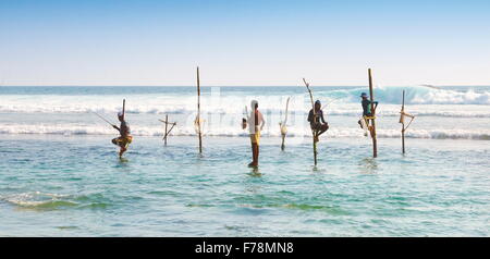 Sri Lanka - Koggala Beach Village vicino a Galle, stilt pescatori Foto Stock