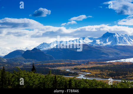 Majestic Chugach Mountain Range e grazioso anse del fiume Matanuska come visto da Glenn Highway in Alaska. Foto Stock