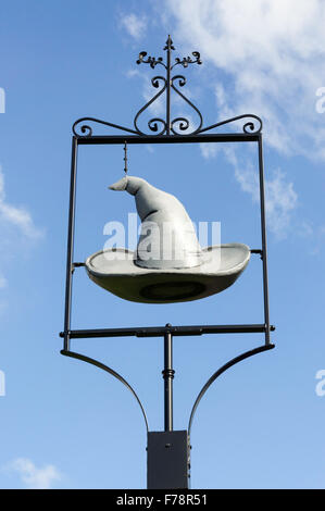 La Grotta di Merlin Pub segno, il Villaggio Verde, High Street, Chalfont St Giles, Buckinghamshire, Inghilterra, Regno Unito Foto Stock