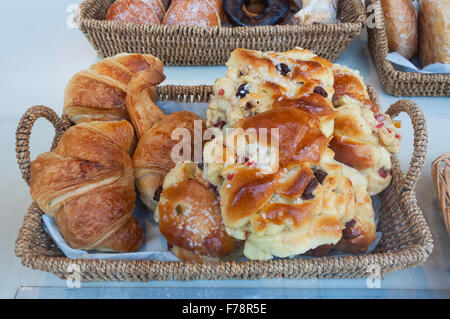 La pasticceria in un panificio finestra, Church Street, Chalfont St Giles Buckinghamshire, Inghilterra, Regno Unito Foto Stock