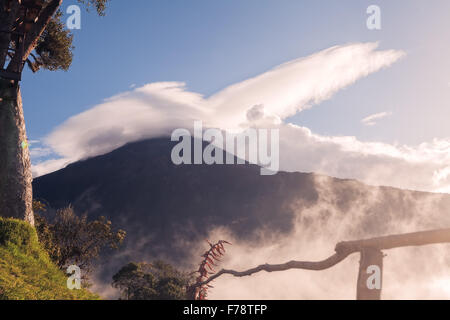 Vulcano Tungurahua sta scoppiando per il tramonto, Ecuador, Sud America Foto Stock