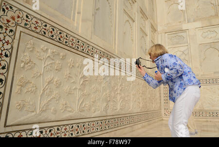 Turistica prendendo la foto della scultura in marmo nel lato Taj Mahal,Agra,l'India Foto Stock