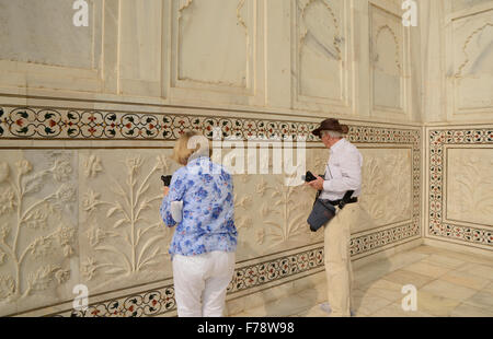 Turistica prendendo la foto della scultura in marmo nel lato Taj Mahal,Agra,l'India Foto Stock