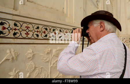 Turistica prendendo la foto della scultura in marmo nel lato Taj Mahal,Agra,l'India Foto Stock