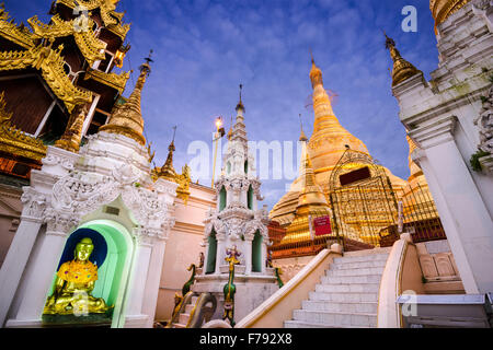 Shwedagon pagoda in Yangon, Myanmar. Foto Stock