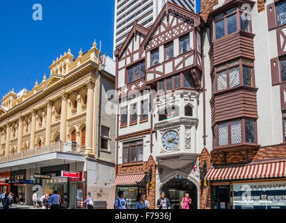 Australia, Australia occidentale, Perth, Hay Street Mall, il destinctive mock-Tudor/Elizabethan facciata della Corte di Londra contro il Foto Stock