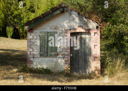 Un vecchio trascurato e fatiscente baracca rurale nel villaggio di Aouste-sur-Sye, cresta vicino a La Drôme. A sud est della Francia. Foto Stock