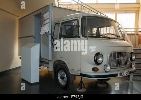 Trasporto prigioniero van dissimulata come un panificio van, alla Stasi Museum, ex Est Ministero tedesco per la sicurezza dello Stato, Berlino Foto Stock