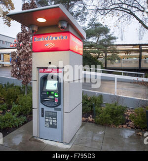 Seattle, Washingtion, STATI UNITI D'AMERICA. 23 Nov, 2015. Una Banca di America ATM con piccolo tetto, luci e telecamere di sicurezza, situato al centro di Seattle, fornisce ai clienti un facile accesso alle informazioni bancarie e denaro utilizzando una carta di debito o carta di credito. La BOFA atm è facilmente identificati con le lettere da stampa ''Bank of America, '' lungo con un piccolo disegno stilizzato destinata a rappresentare la bandiera americana in rosso, bianco e blu. © David Bro/ZUMA filo/Alamy Live News Foto Stock