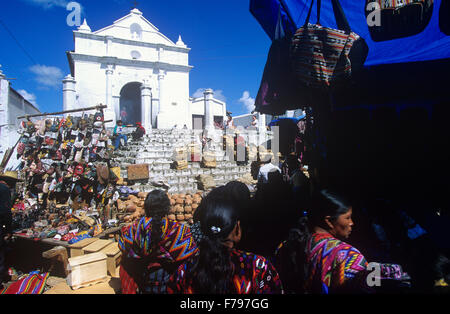 Giorno di mercato sulla piazza di fronte a El Calvario Cappella, Chichicastenango, Guatemala. Foto Stock