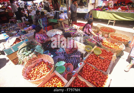 Solola il mercato del venerdì è uno dei più trafficati negli altopiani del Guatemala. Foto Stock