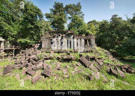 La giungla di nascosto il tempio di Beng Mealea, Siem Reap, Cambogia Foto Stock