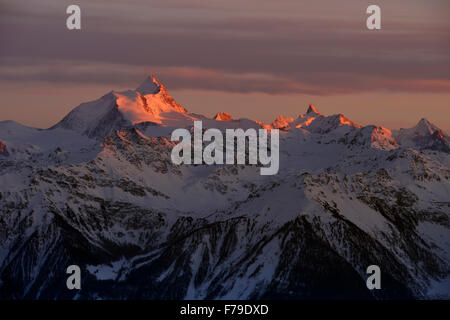 Ultima luce, alpenglow sul Corno Bianco (4.505 m., 14.783 ft.), Alpi svizzere, Vallese, Svizzera. Foto Stock