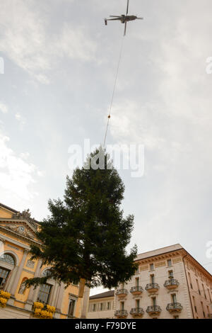 Lugano, Svizzera - 20 novembre 2015: elicottero deposita un albero di Natale nella piazza centrale di Lugano per la Svizzera Foto Stock