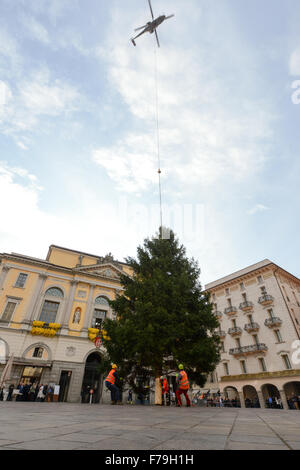 Lugano, Svizzera - 20 novembre 2015: i lavoratori che si spostano di un albero di Natale che viene depositato da un elicottero in squa centrale Foto Stock