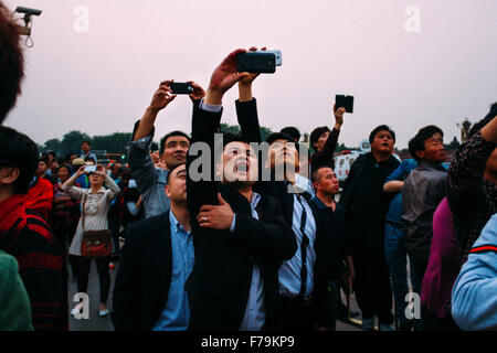 Pechino, Cina - Il punto di vista della Piazza Tiananmen, ci sono molte persone lì a guardare il quotidiano abbassamento-la-cerimonia della bandiera. Foto Stock