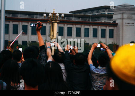 Pechino, Cina - Il punto di vista della Piazza Tiananmen, ci sono molte persone lì a guardare il quotidiano abbassamento-la-cerimonia della bandiera. Foto Stock