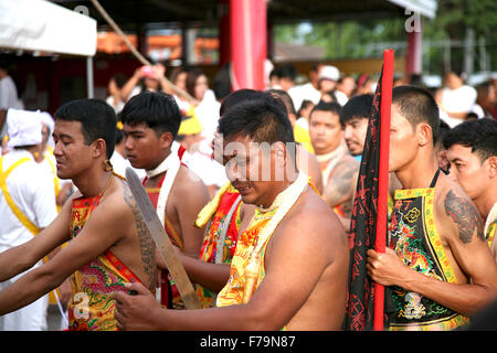 Thailandia Phuket Jor Soo Kong Naka Santuario Phuket vegetarian festival (Festival dei nove Enperor dèi) sollevamento della lanterna P Foto Stock